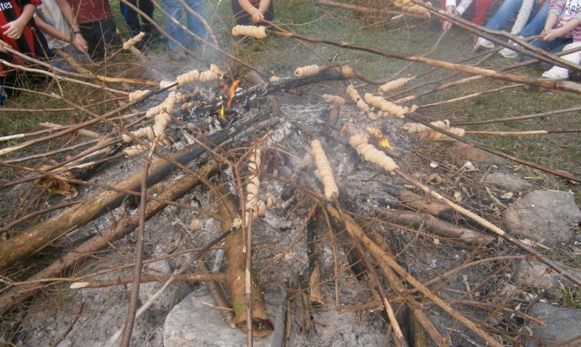 Brot grillen am Lagerfeuer